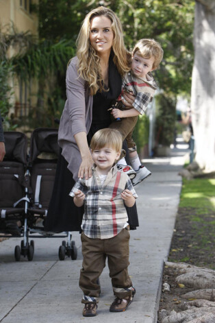 Brūka ar trīs gadus vecajiem dvīņiem Maksi un Bobu, kas dzimuši viņas bijušajā laulībā ar aktieri Čārliju Šīnu.