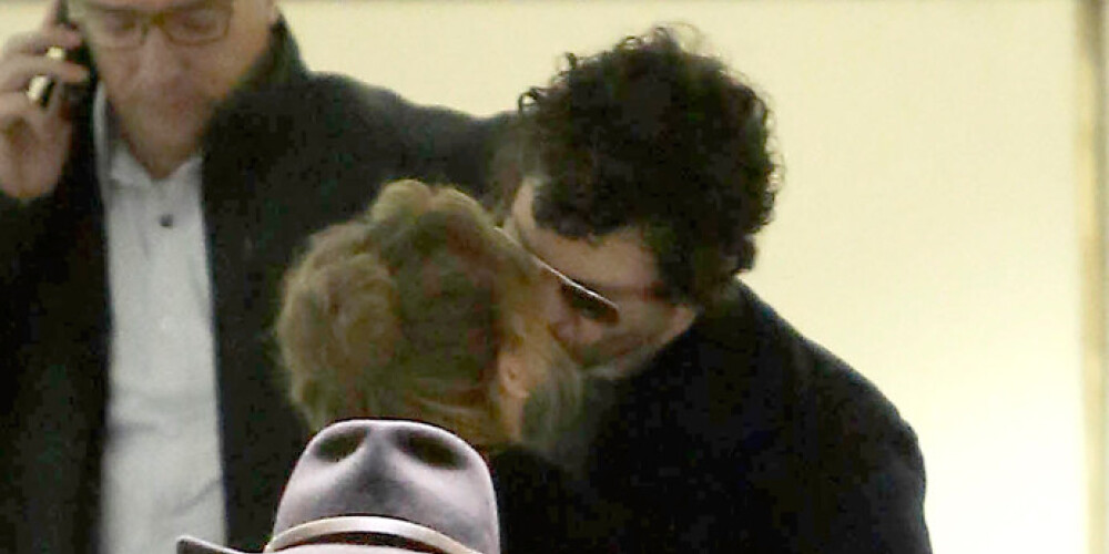 Актриса Рене Зеллвегер и ее новый бойфренд, гитарист Дойл Брэмхолл, не скрывали своих чувств