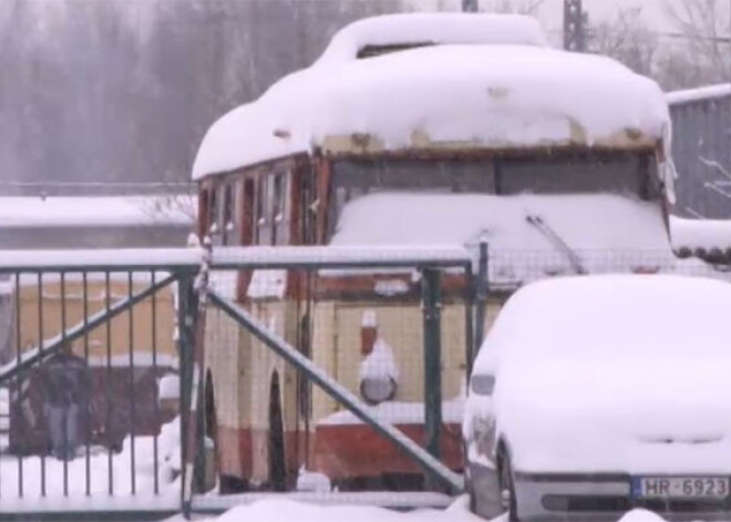 Rīgā apsargs ar līdzdalībniekiem no trolejbusu parka vairumā zog metālu. VIDEO