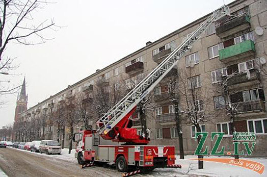 Ugunsdzēsēji Jelgavā, Katoļu ielā, rāpjas uz piekto stāvu, lai izpestītu divus gadus vecu mazuli un viņam atkal būtu iespēja satikties ar māmiņu.