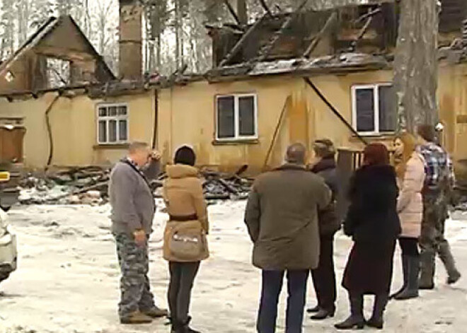 Kazdangā uguns pilnībā noposta divu ģimeņu mājvietu. Tiek lūgti ziedojumi VIDEO