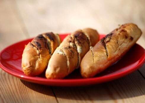 Ķiplokmaizītes cep līdz 200 grādiem sakarsētā cepeškrāsnī. Maizītes lieliski izdosies, arī cepot 10-15 minūtes uz grila - tad tās rūpīgi jāietin un laiku pa laikam jāapgroza.