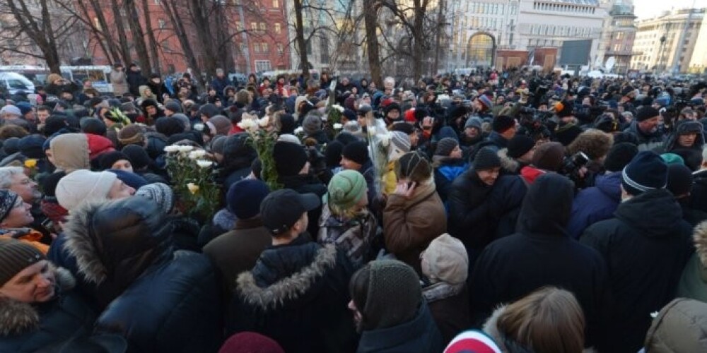 Maskavā policija aiztur protestētājus, tostarp Kseniju Sobčaku