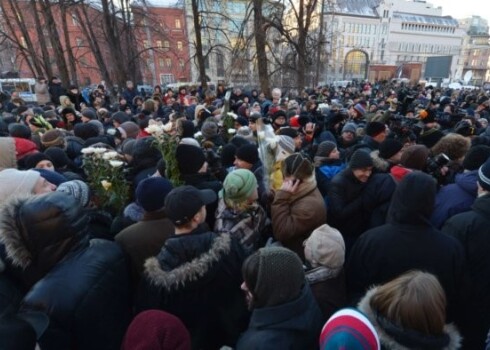 Opozicionāru līderus salādēja policijas mašīnā un aizveda.