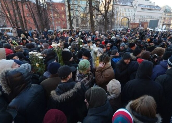 Maskavā policija aiztur protestētājus, tostarp Kseniju Sobčaku