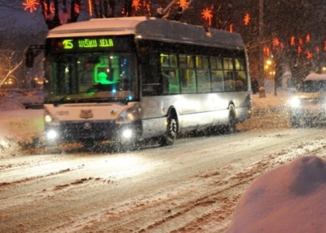 Pirmdien autovadītāji bez maksas varēs izmantot Rīgas sabiedrisko transportu