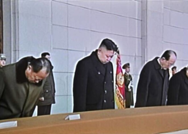 Ziemeļkorejieši noliec galvu pieminot Kimu Čeniru