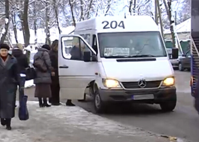 Rīgas maršruta mikroautobusu vadītāji ņirgājas par invalīdiem. VIDEO