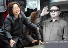 Ziemeļkoreja raud un sēro, pieminot pirms gada mirušo vadoni. FOTO