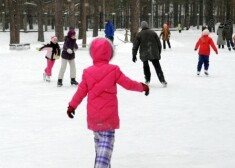 На двух катках - в парке Победы и возле центра "Лаймите" - можно будет взять напрокат коньки