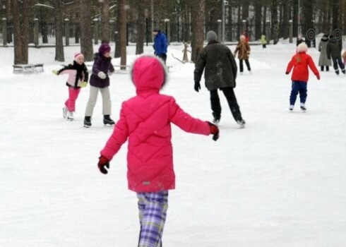 На двух катках - в парке Победы и возле центра "Лаймите" - можно будет взять напрокат коньки
