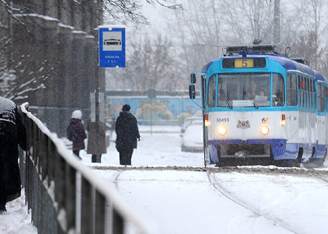 Rīgas domē nolemj, ka "īpašos apstākļos" sabiedrisko transportu varēs izmantot bez maksas