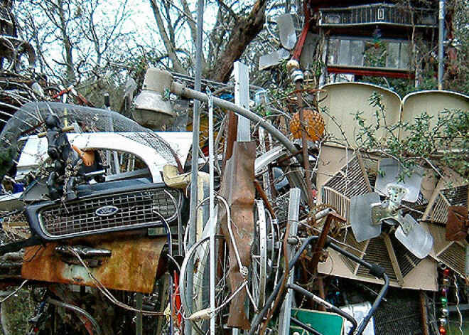 Мужчина построил «Мусорный собор»