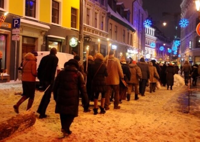 FOTOREPORTĀŽA: Vecrīgā velk bluķi un ugunskurā dedzina sliktās domas