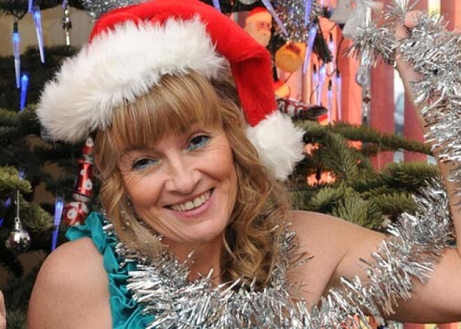 Женщину зовут Mary Christmas