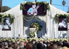 Uz Šankara ģimenes rīkoto ceremoniju Ensinitasā, Kalifornijā, bija ieradušies aptuveni 700 cilvēki.