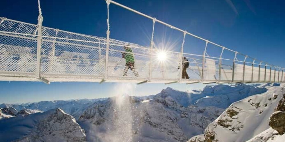 Мост Titlis Cliff Walk расположен на высоте более трех тысяч метров над уровнем моря