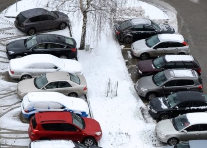 Autostāvvietas Rīgas ielu malās Ziemassvētku brīvdienās varēs izmantot bez maksas