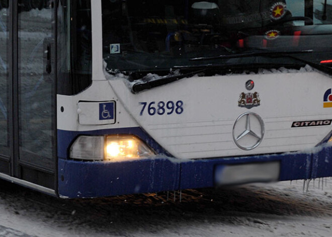 Transporta plūsma Rīgas ielās ir raita