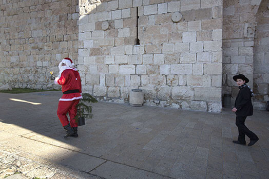 Mozusticīgo priesteru dusmas neizturēja Ziemassvētku eglīte Jeruzalemē pie Jafas vārtiem. Tā no jūdu pilsētas tika aizvākta vēl pirms svētku sākuma.