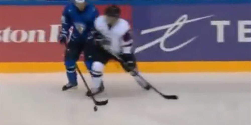 Somijas U-20 izlases hokejists Āltonens pēc Zvirbuļa spēka paņēmiena lauzis potīti. VIDEO