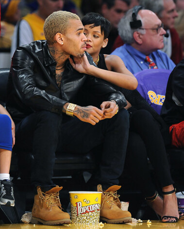 ..где они из первого ряда смотрели матч суперкоманд — лос-анджелесской Lakers и Knicks из Нью-Йорка.