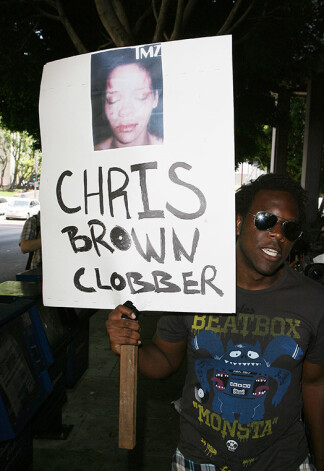 Фанат певицы возле здания суда, где был вынесен приговор по делу Брауна