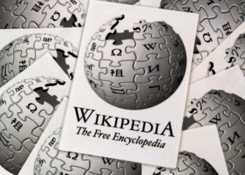 В англоязычной Wikipedia на первом месте по числу запросов стоит статья о социальной сети Facebook