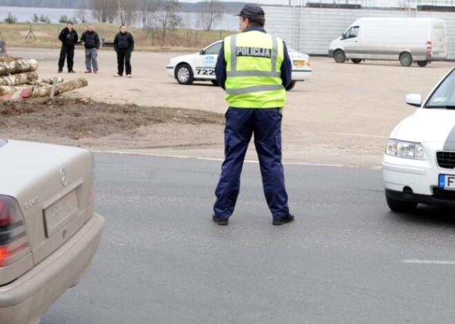 Šogad par kukuļdošanu policistiem aizturēti 82 autovadītāji