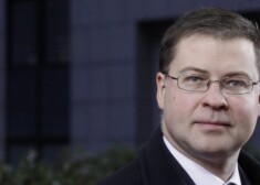 "Latvijā dzīvo darbīgi, radoši un patriotiski cilvēki. Es ticu, ka mēs Latviju varam padarīt par mūsu kopīgo veiksmes stāstu!" Vecgada uzrunā sacīja Latvijas premjers Valdis Dombrovskis.