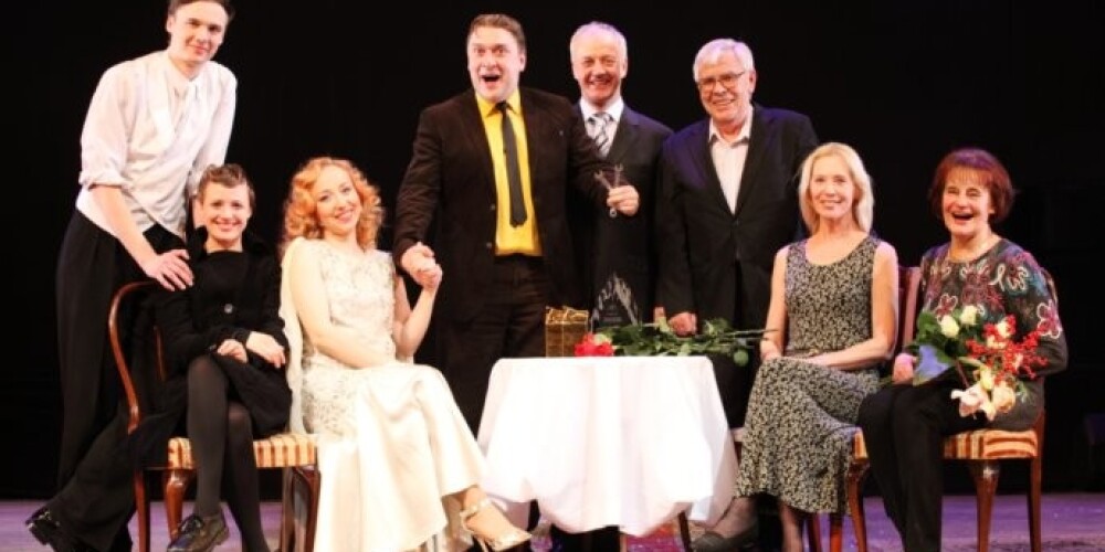 Fotogrāfijā - balvu ieguvēji: (no kreisās) aktieris Mārtiņš Meiers, aktrise Inese Pudža, aktrise Ieva Puķe, aktieris Imants Strads, aktieris Tālivaldis Lasmanis, režisors Varis Brasla, aktrise Dace Eversa un butafore Inta Skrastiņa.