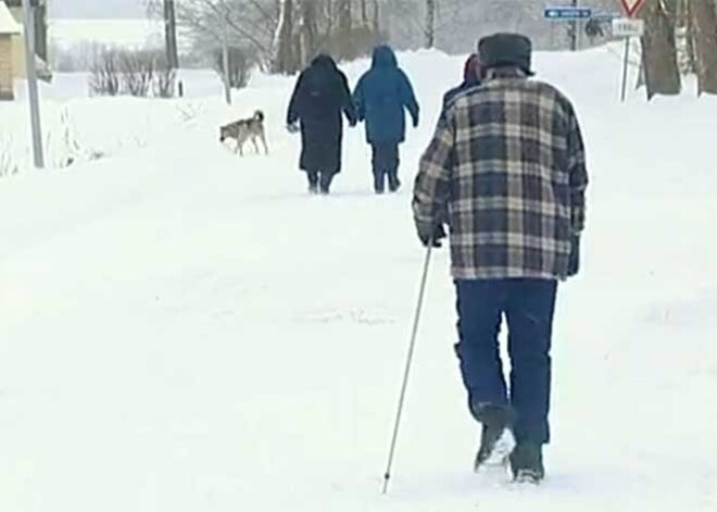 Tā dzīvo no ārpasaules nošķirtajā Sunākstes pagastā. VIDEO