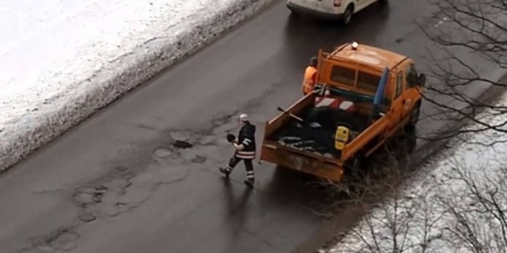 Оба героя этого видео уволены. По поводу руководителя предприятия "Ceļu pārvalde" - о его соответствии занимаемой должности будем решать отдельно в ближайшие дни, написал в своем Facebook мэр Риги Нил Ушаков