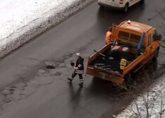Оба героя этого видео уволены. По поводу руководителя предприятия "Ceļu pārvalde" - о его соответствии занимаемой должности будем решать отдельно в ближайшие дни, написал в своем Facebook мэр Риги Нил Ушаков