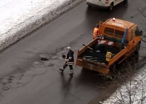 Оба героя этого видео уволены. По поводу руководителя предприятия "Ceļu pārvalde" - о его соответствии занимаемой должности будем решать отдельно в ближайшие дни, написал в своем Facebook мэр Риги Нил Ушаков