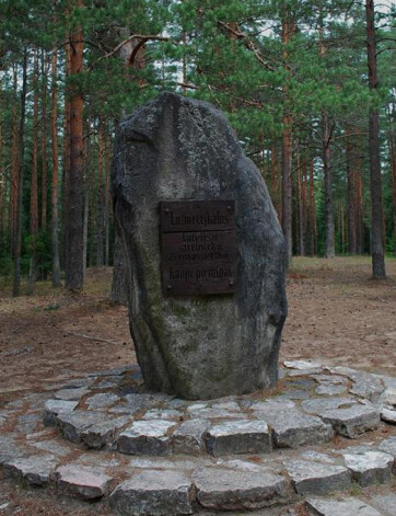 Sestdien, atceroties Ziemassvētku kaujas, Ložmetējkalnā tik iedegti Atmiņu ugunskuri.