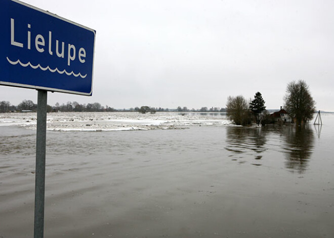 Lielupe lēnām turpina kāpt ārā no krastiem, citās upēs ūdens līmenis pārsvarā pazeminās