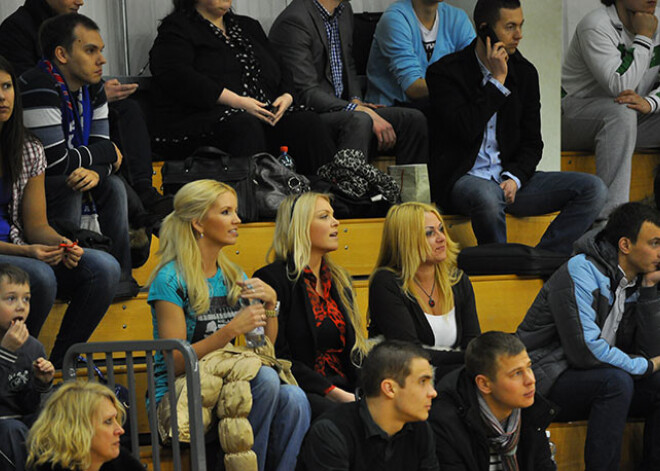 Stilīgās blondīnes sākušas fanot par basketbolu. FOTO