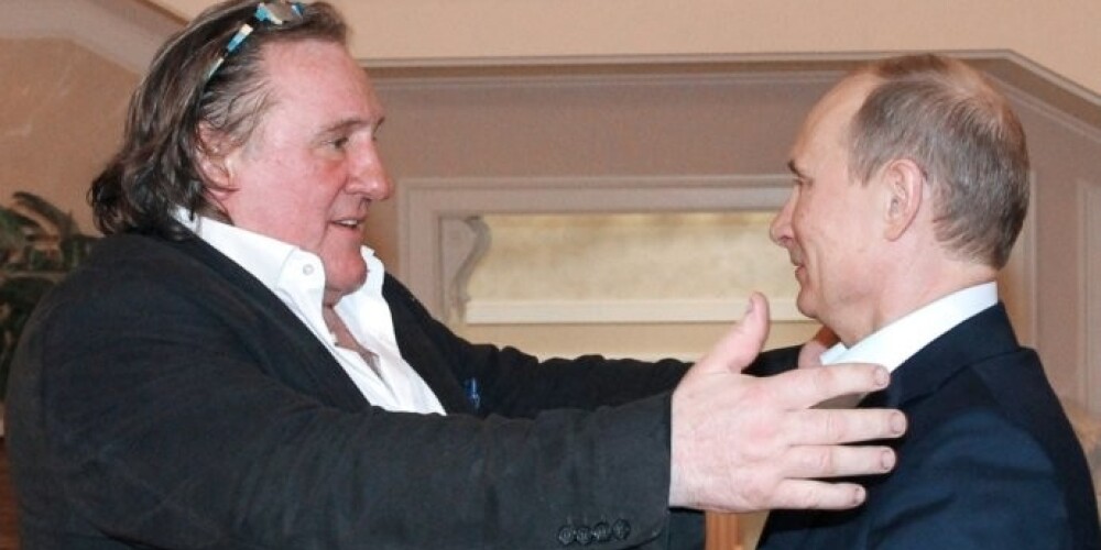 По словам пресс-секретаря президента актеру был вручен российский паспорт