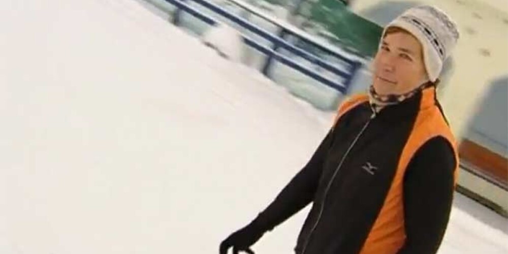 Leģendārā latviešu ātrslidotāja Lāsma Kauniste māca slidot. VIDEO