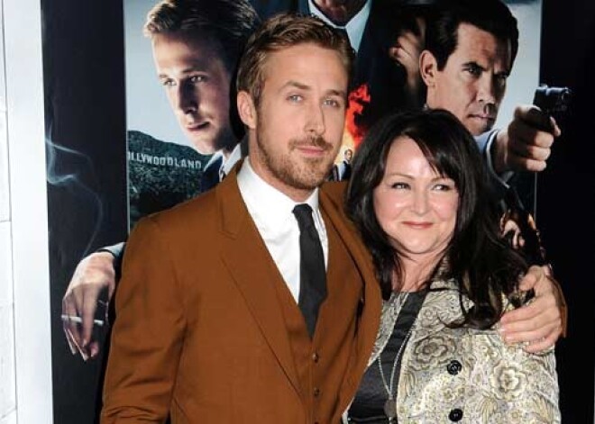 Райан Гослинг пришел на премьеру с мамой