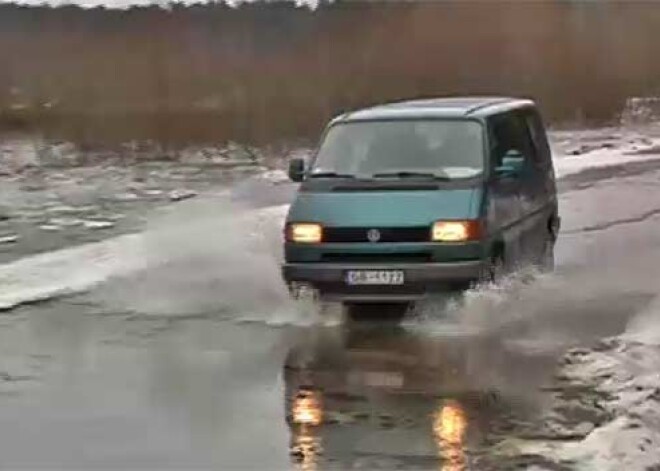 Plūdu skarto Ādažu un Garciema iedzīvotāji jūtas kā cietumā. VIDEO