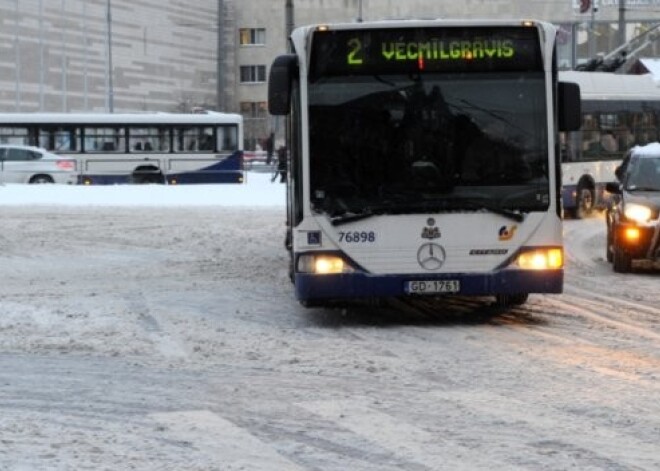 Piektdien turpinās snigt, autovadītāji sabiedrisko transportu varēs izmantot bez maksas