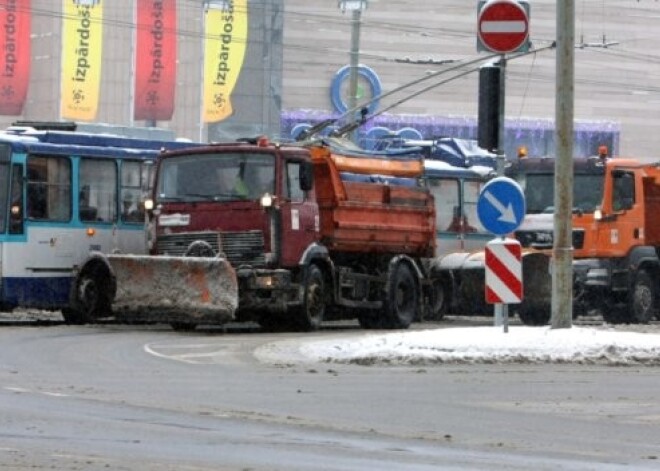 Rīgas ielas un tiltus turpina attīrīt no sniega