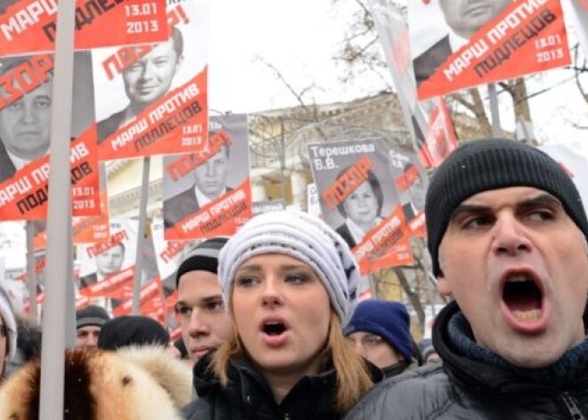 Tūkstošiem cilvēku Maskavā protestē pret aizliegumu ASV ģimenēm adoptēt Krievijas bērnus. FOTO