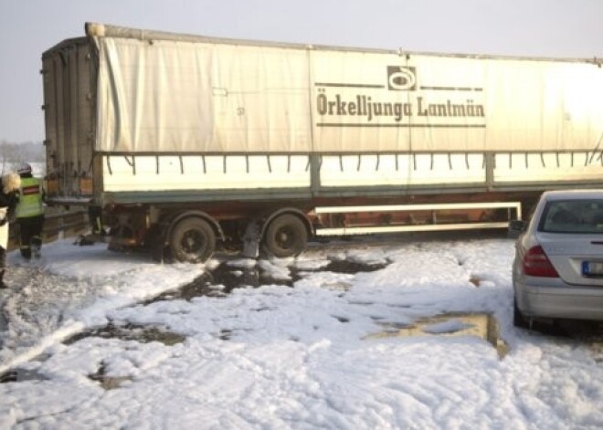 Baisa avārija Zviedrijā: saduras vismaz 50 auto, trīs bojāgājuši cilvēki. FOTO. VIDEO