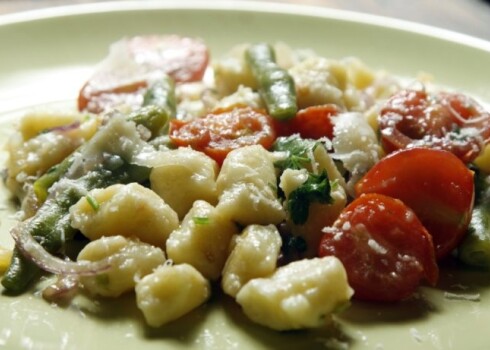 Ņoki (gnocchi) ir ideāls maltītes pamats arī latviešu virtuvē, jo lai nu kas, bet kartupeļi mums allaž ir godā.