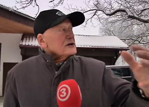 Zvārdes pagasta iedzīvotājs Imants saka: „20 gadus cērt un zāģē, rok un sēj, un ar. Un tad - BAH!. Parādās uzraksts: „Nenokāpt no ceļa. Aiz grāvja – nāve!”