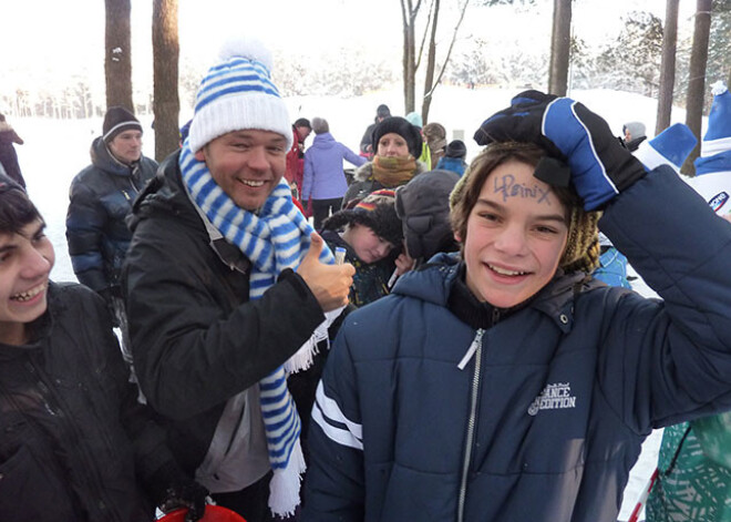 Reiniks pikošanās čempionātā faniem parakstās uz pieres