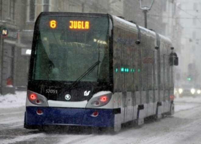 Rīgas dome negrozīs noteikumus par braukšanu bez maksas sabiedriskajā transportā